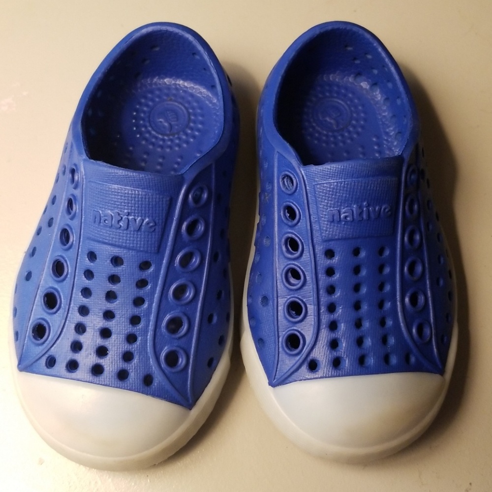 Native blue toddler baby shoes size 4